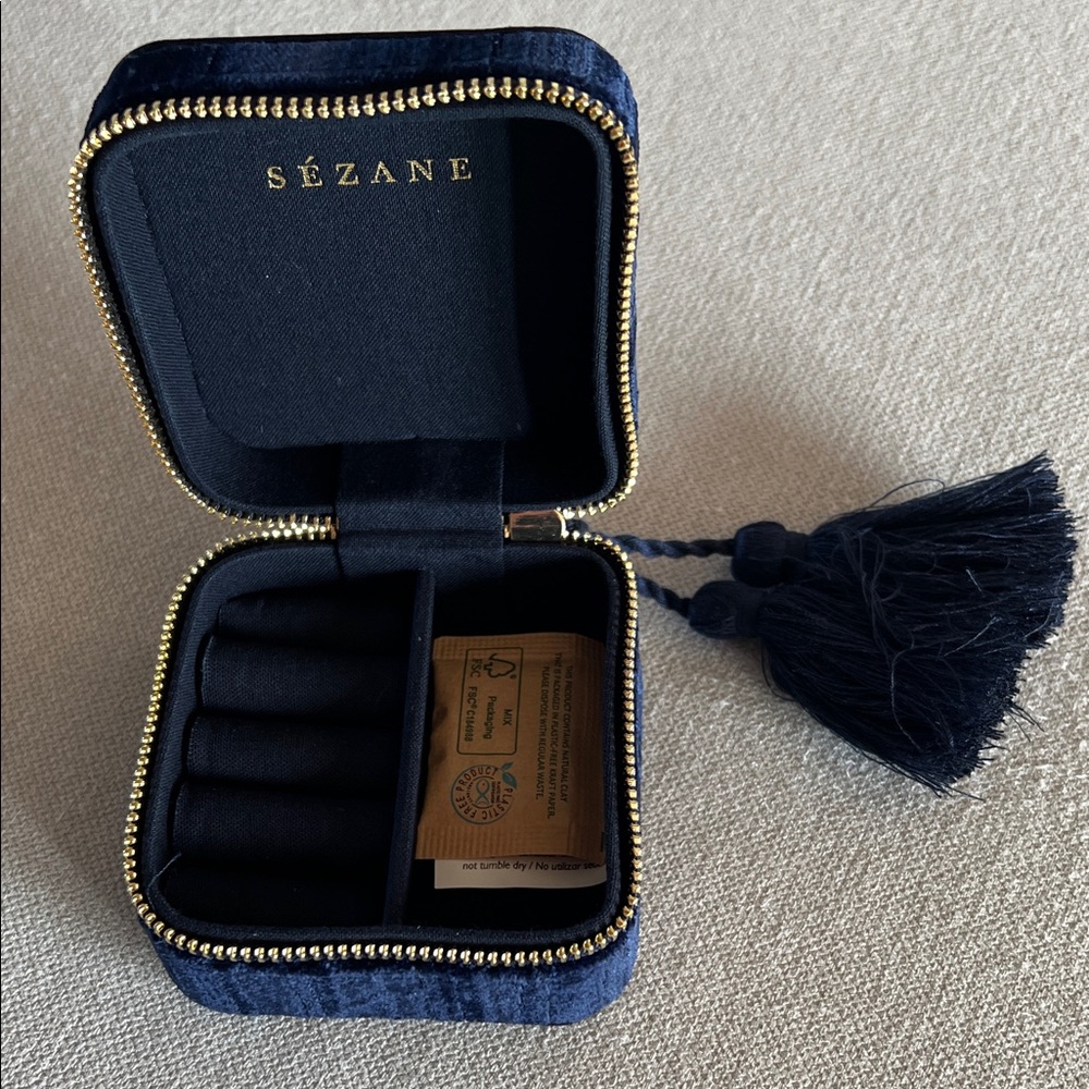 Sézane Square Jewelery Case in Blue Velvet - Picture 2 of 6